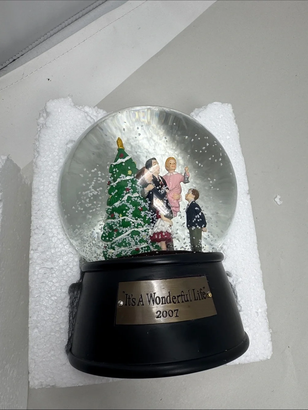 IT'S A WONDERFUL LIFE SNOWGLOBE PLAYS AULD LANG SYNE GEORGE MARY ZUZU BAILEY